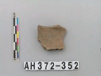 藏品(灰褐色夾砂陶口緣)的圖片